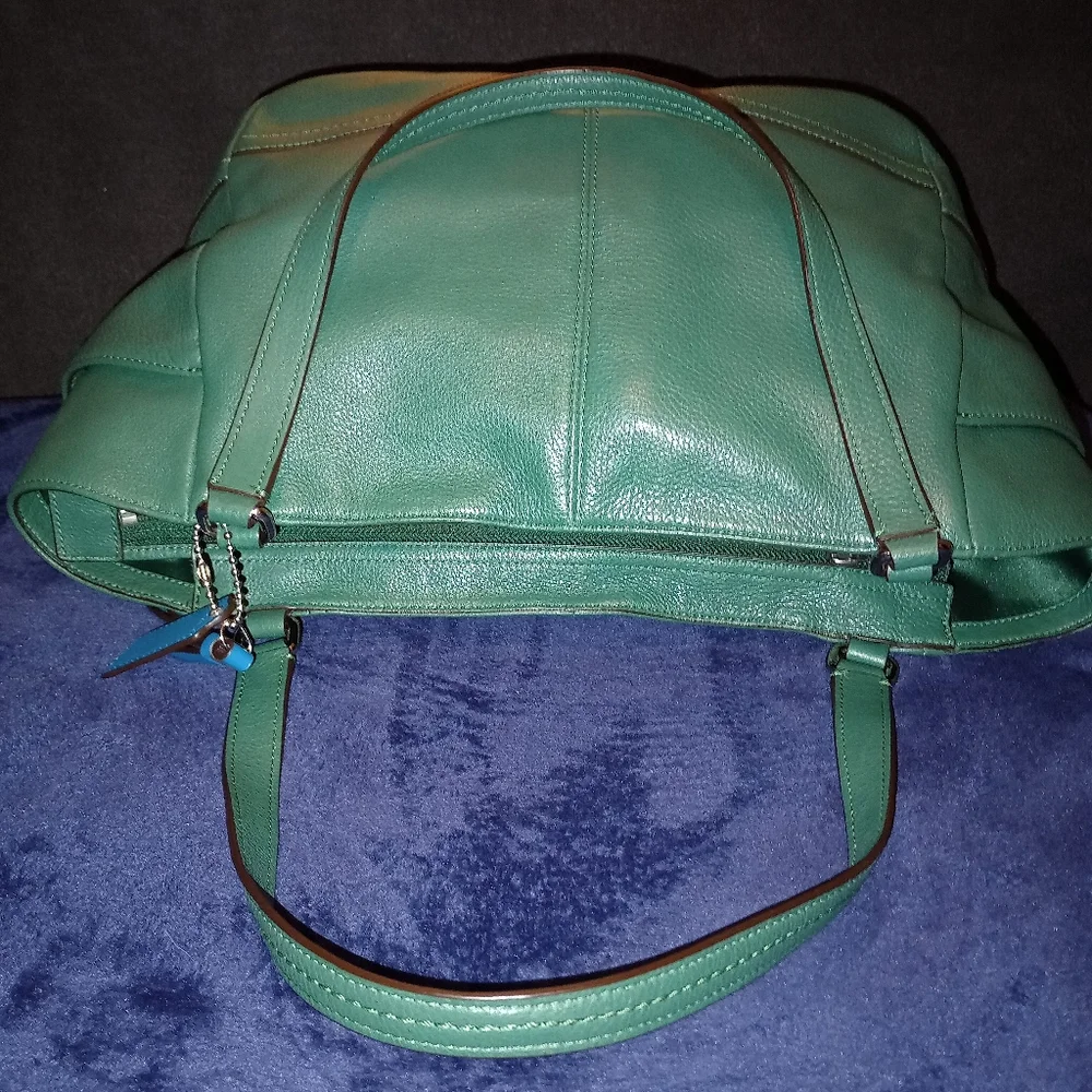 EUC Coach Park pebbled Leather Carrie Tote  Hunter Green - Picture 7 of 15
